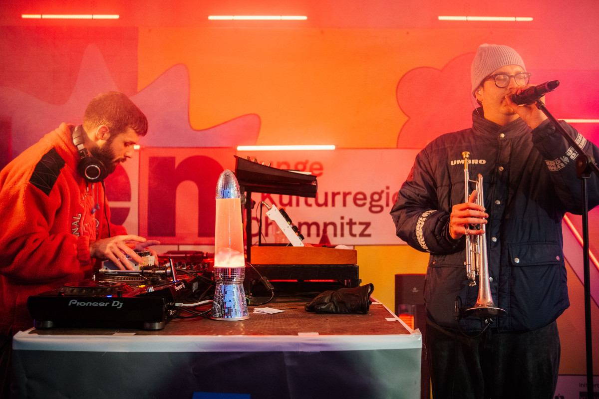 DJ Lucidlavalamb und Nand stehen auf der Bühne und machen Musik