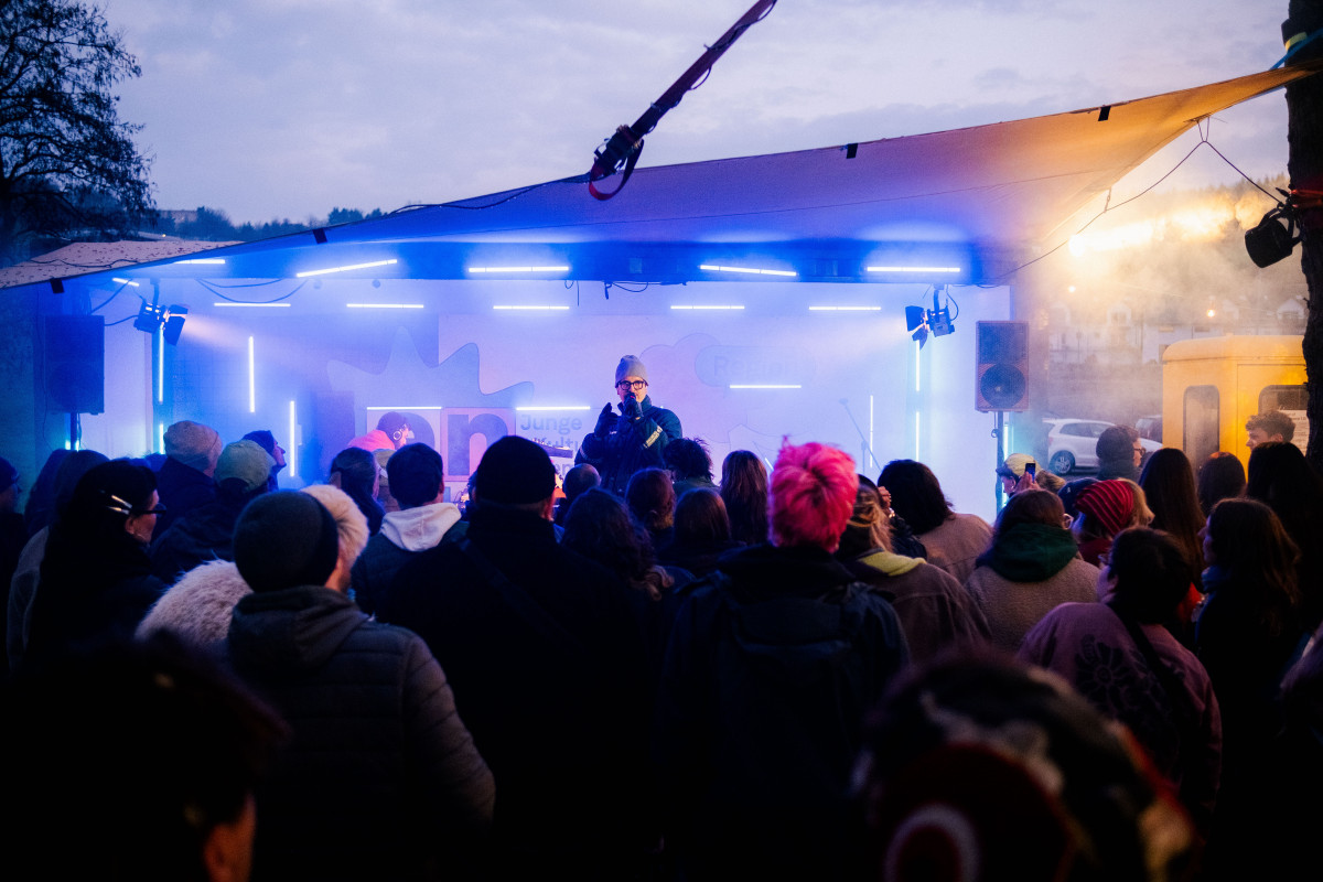 Eine große Menschennmenge vor Nand in der Container-Bühne