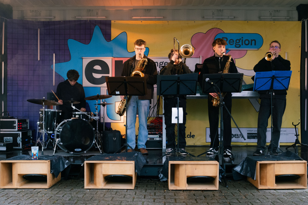 Die Band Blechschadn spielt in einem Container