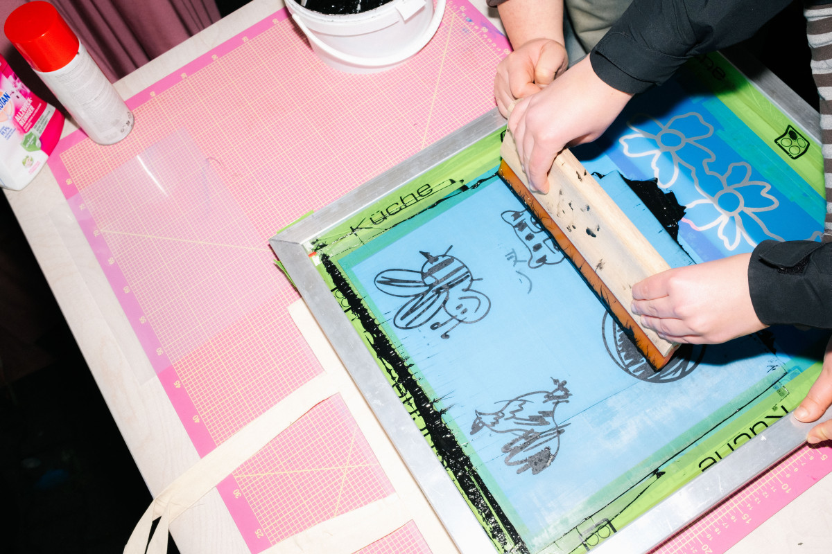 Ein Sieb beim Siebdrucken