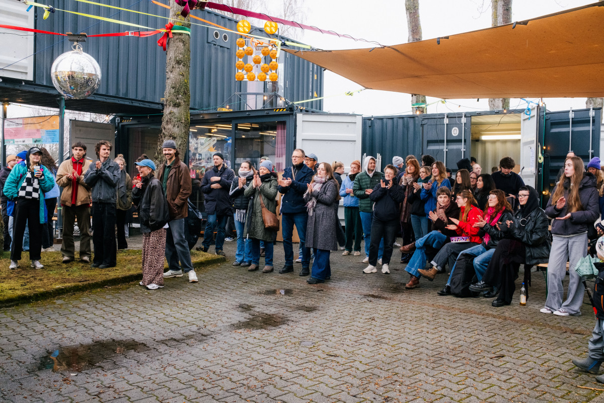 ZuschauerInnen vor dem Wanderspace in Aue klatschen