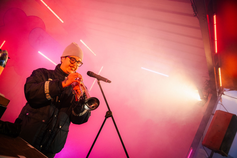 Musiker Nand spielt auf der Bühne Trompete