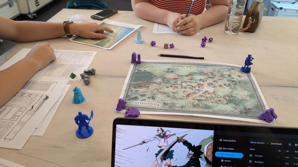 Tisch mit DnD Figuren und SPielfeld
