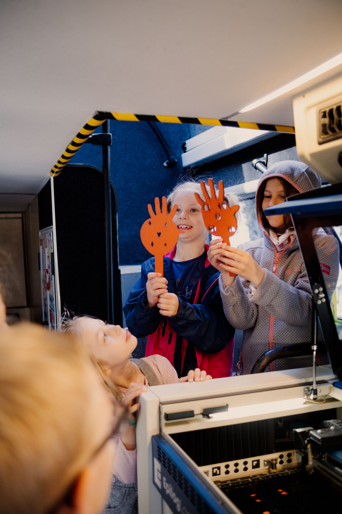 Kinder im Fabmobil am Laser
