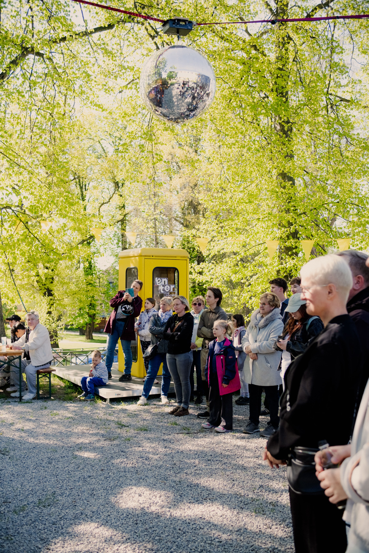 Besuchende in Burgstädt unter Diskokugel