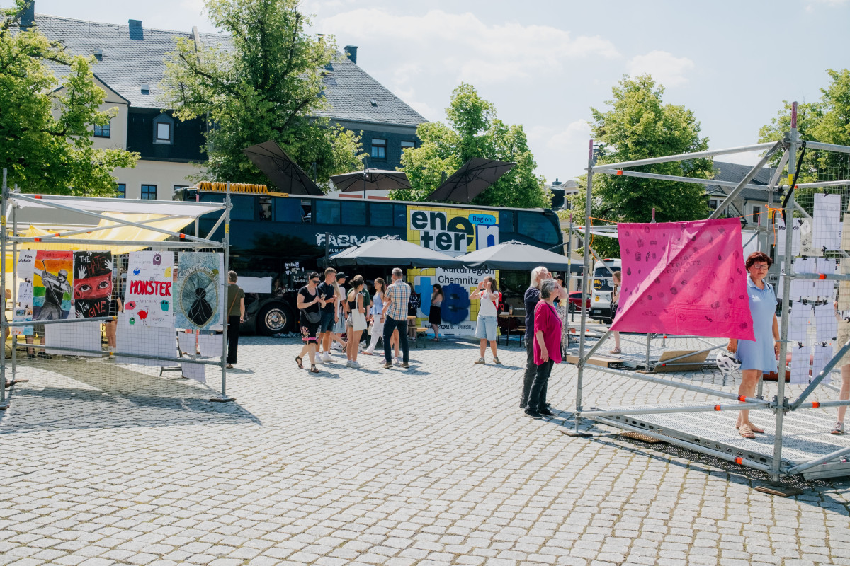 Menschen vor dem Fabmobil auf dem marktplatz