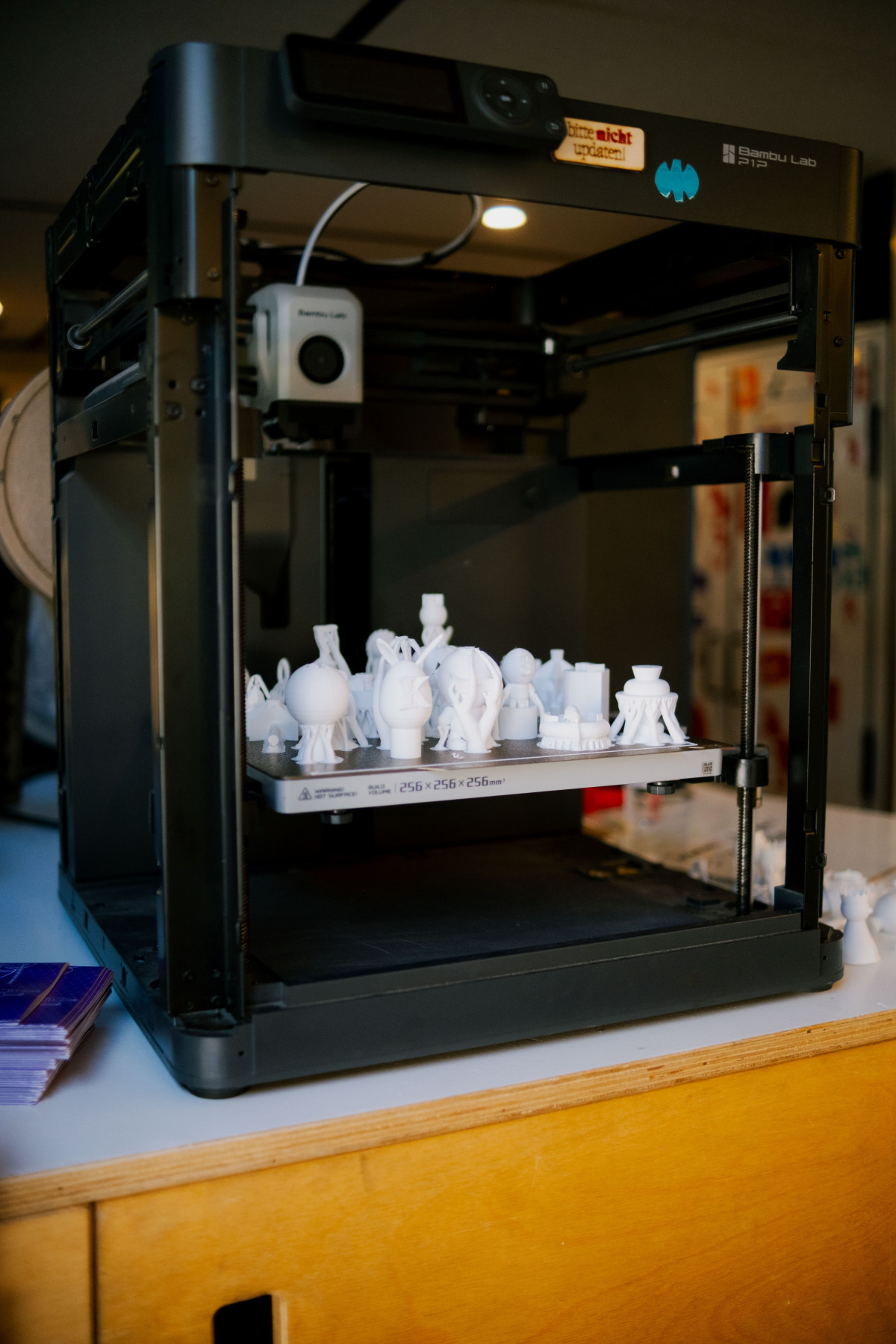 Figuren stehen im 3D Drucker