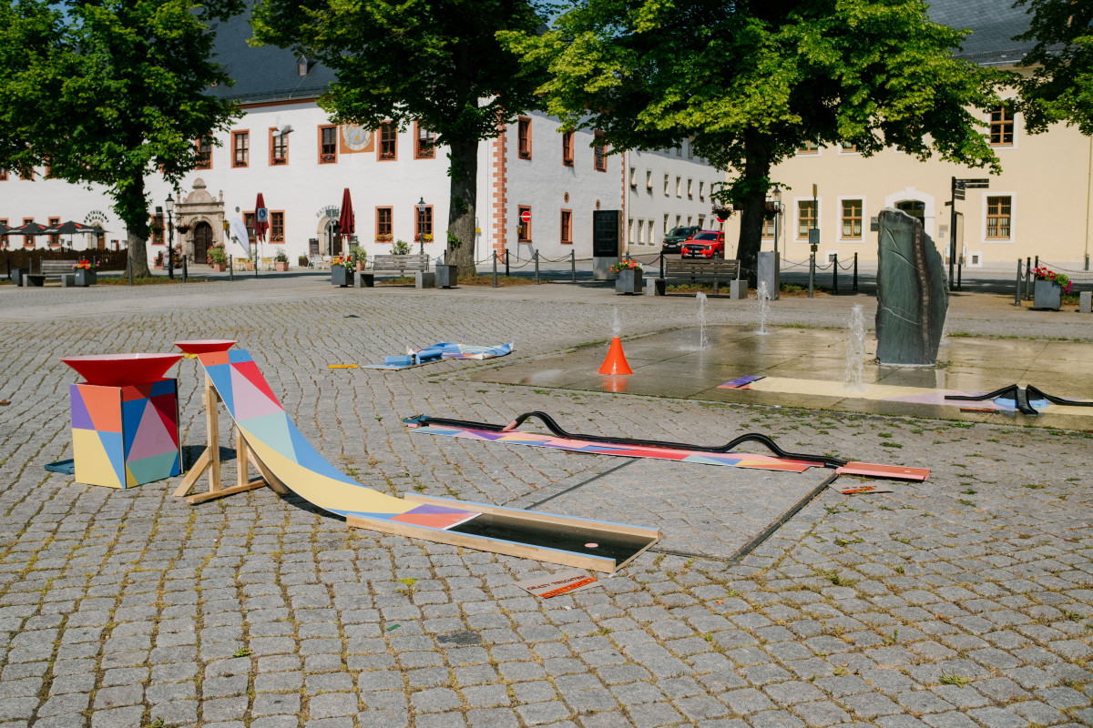 Selbstgebaute Minigolfbahnen auf einem Platz