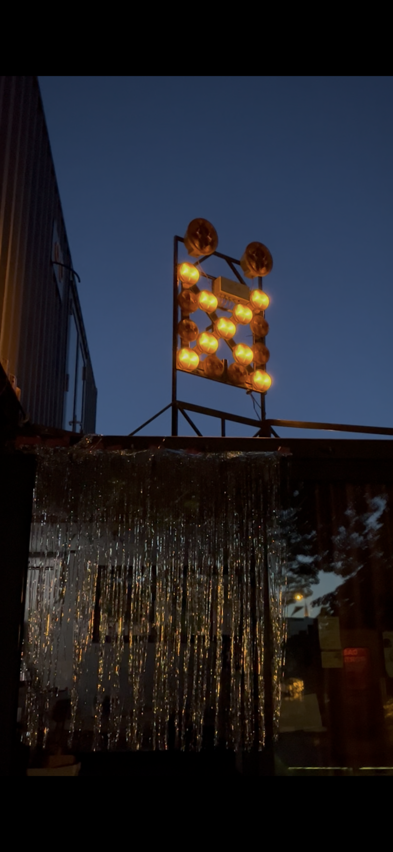 Leuchtschild auf dem Wanderspace