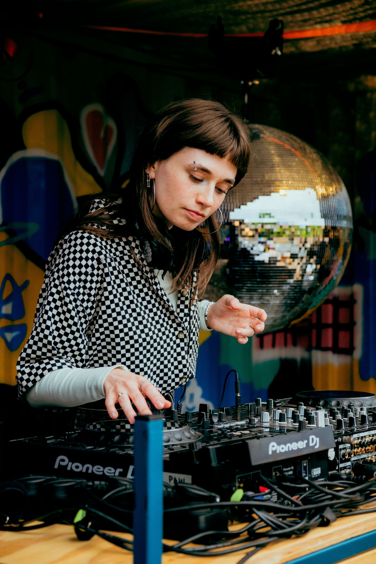DJ Lokführer Andi an den Decks, im Hintergrund Diskokugel
