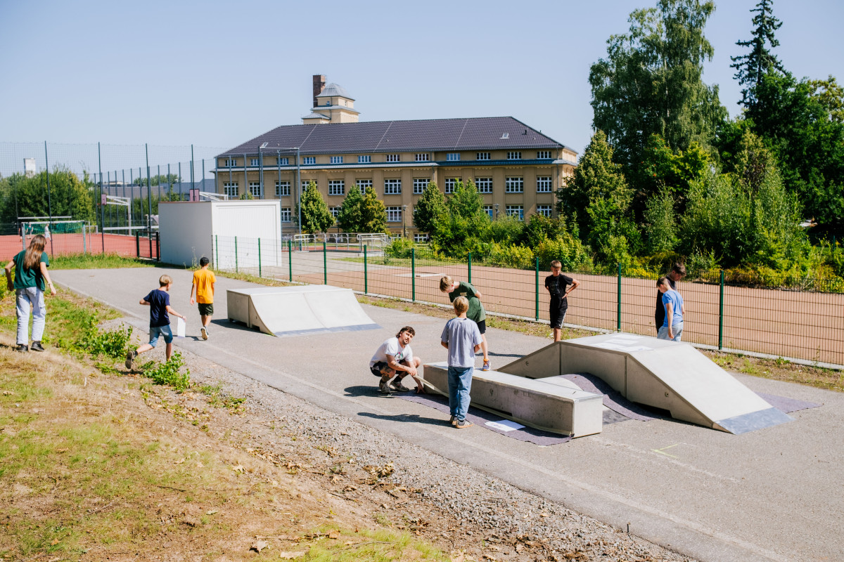 Skatemodule von weitem, mehrere Jugendliche auf der Fläche