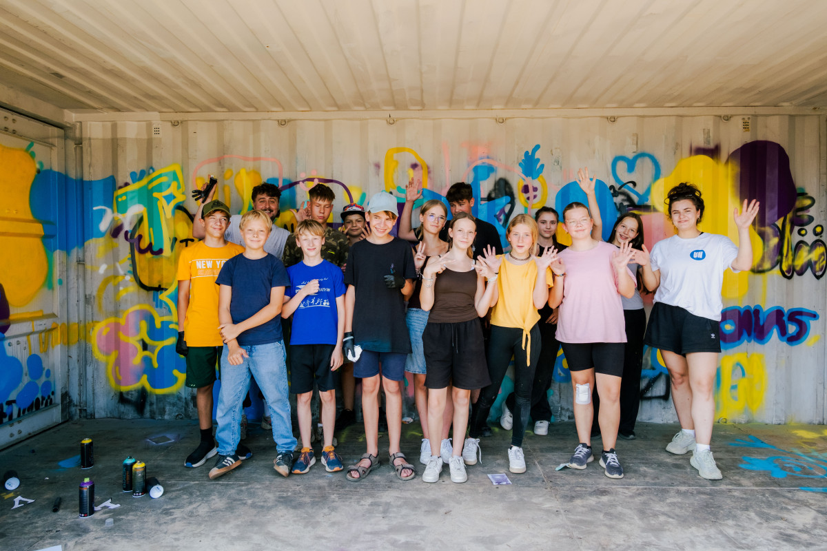 Gruppe von Jugendlichen im Container