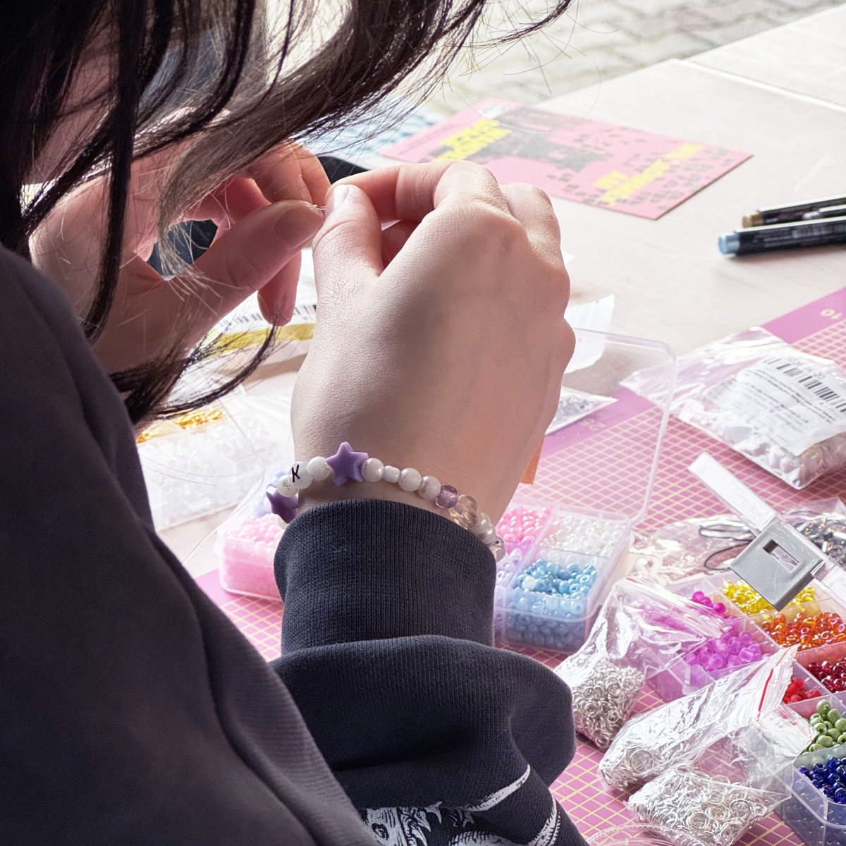 Junge Frau bastelt mit Perlen